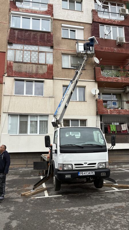 Монтаж на климатик на панелен блок с автовишка